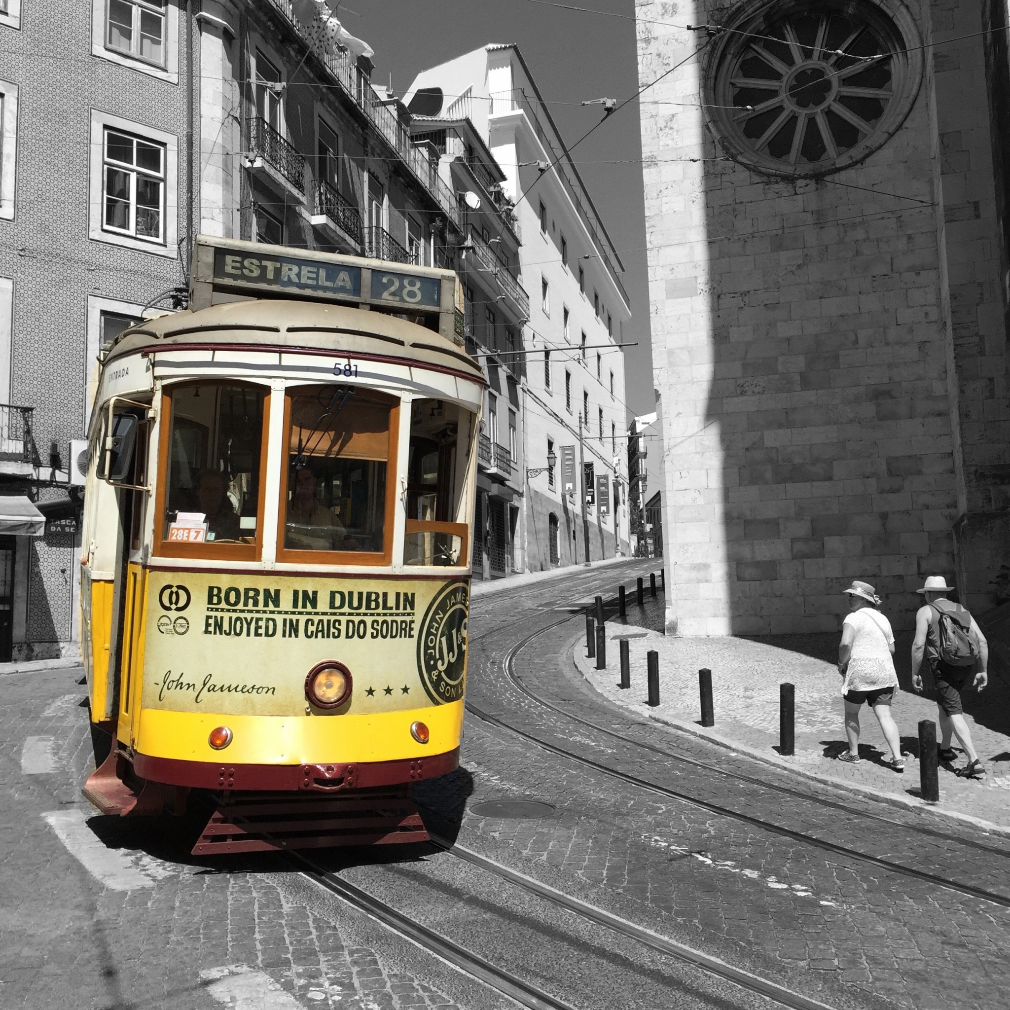Tram 28 Lisbonne by Laurent Reich