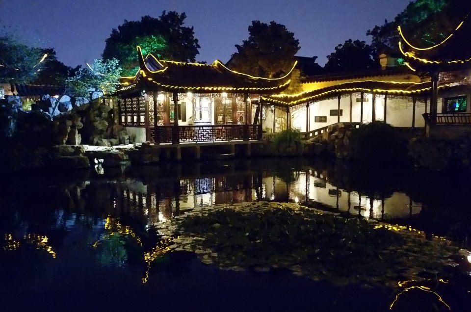 Suzhou - La nuit, le jardin du Maître des filets se métamorphose.